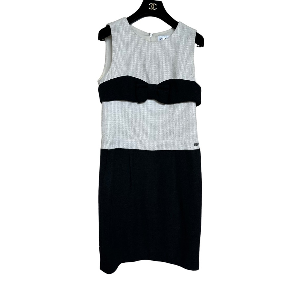CHANEL TWO TONE BOW HANDBAG CHARM KNEE LENGTH DRESS